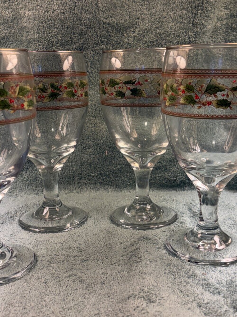 Home For The Holidays Set of 4 Holly Holiday Pattern All Purpose Water Goblets G